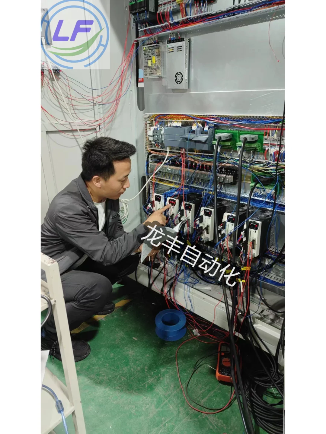 凌晨了，他们还在为客户调试设备