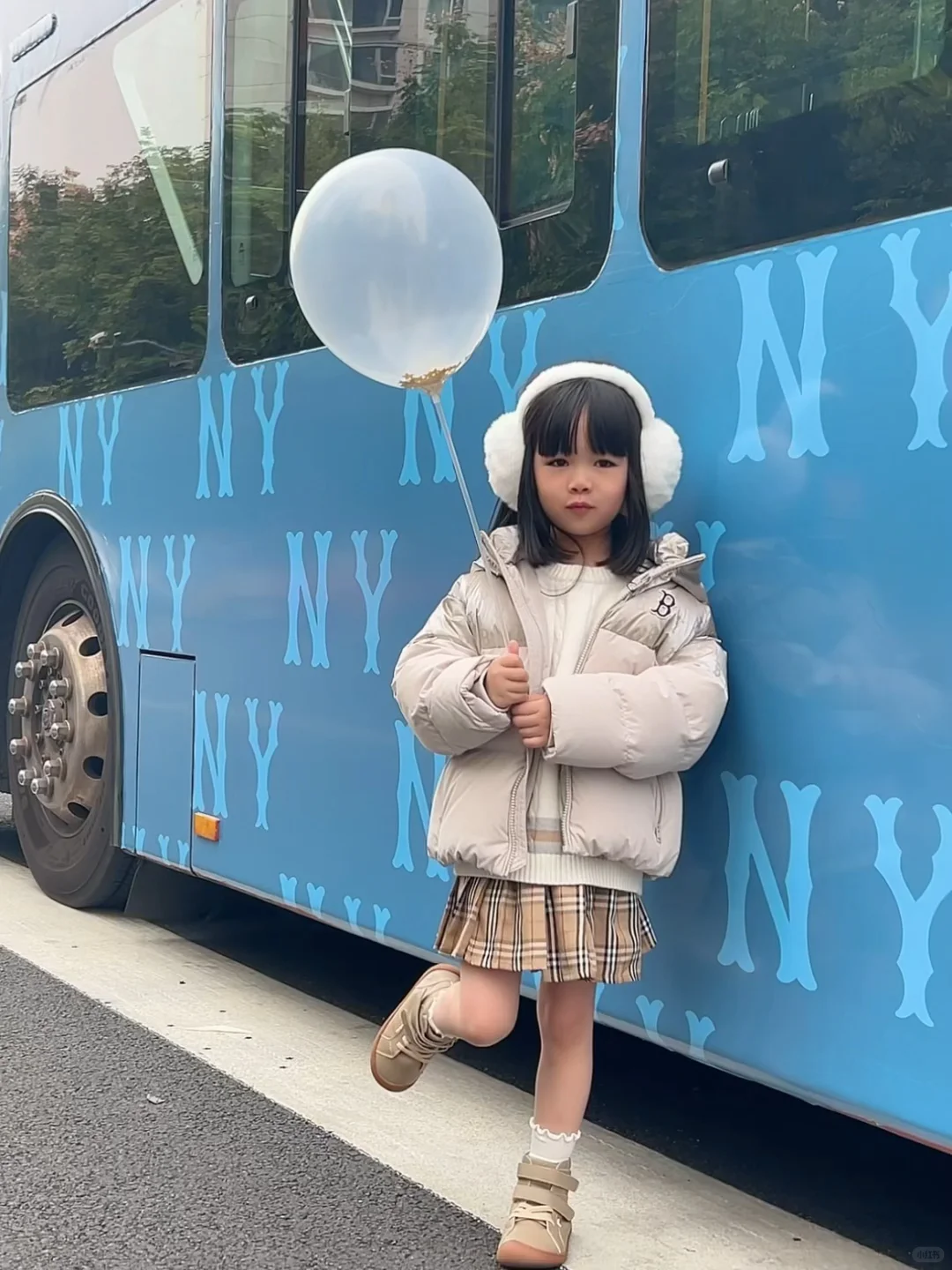 谁懂啊‼️在上海街头偶遇MLBKIDS老花巴士?