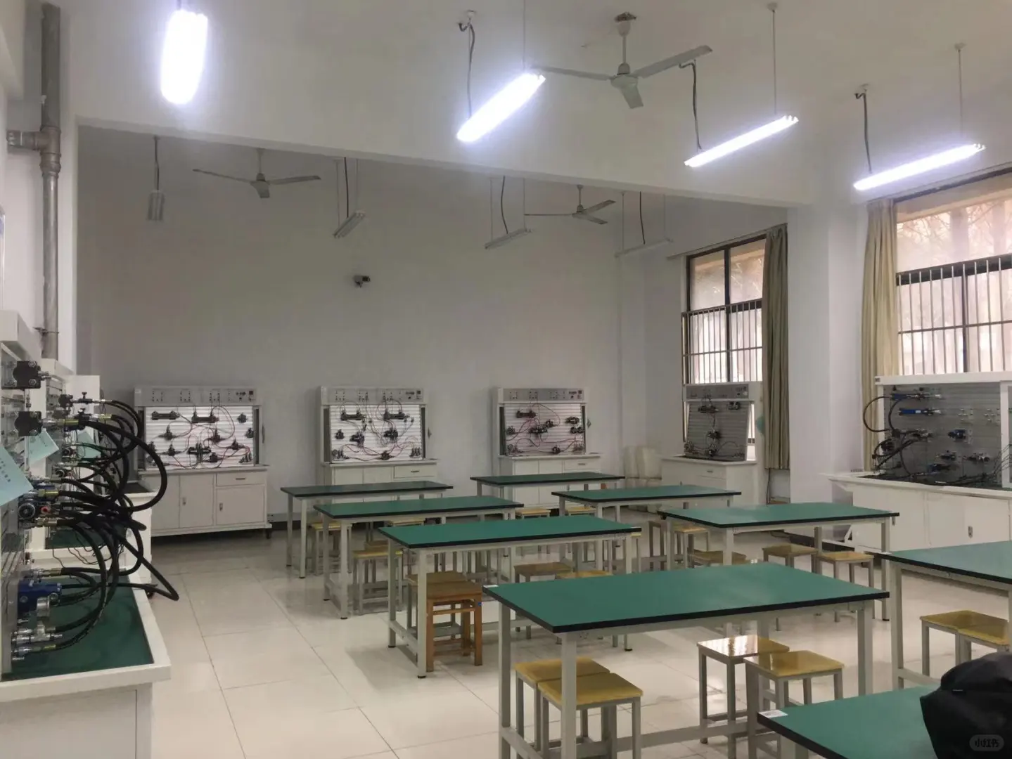 某大学液压气动实训室安装调试完成，交付使