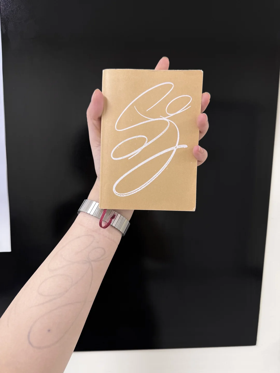 在围裙上印了自己做的logo