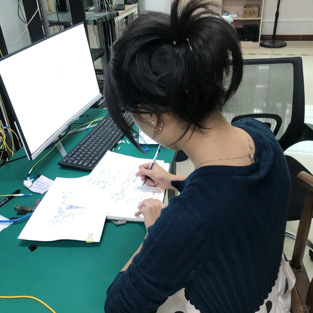 通信女孩日常工作