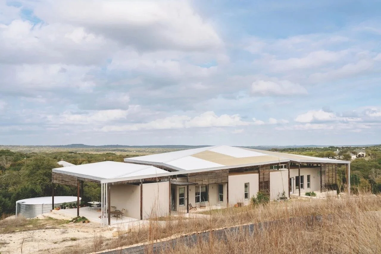 建筑师为退休父母打造坡地景观节能养老房