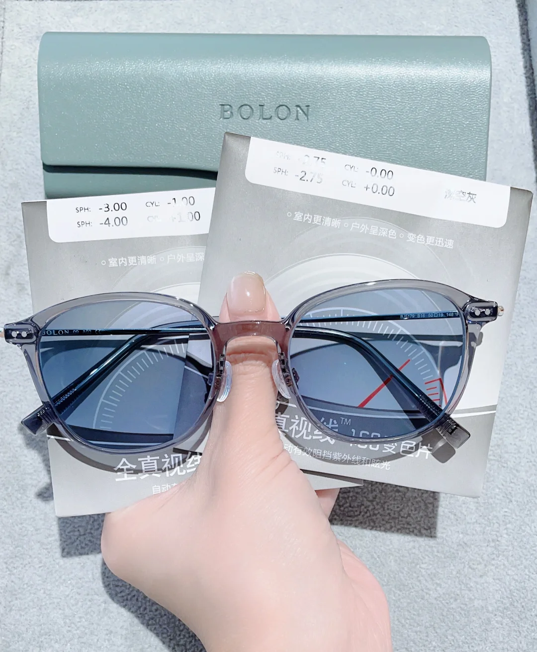 夏天很多人都爱戴变色镜