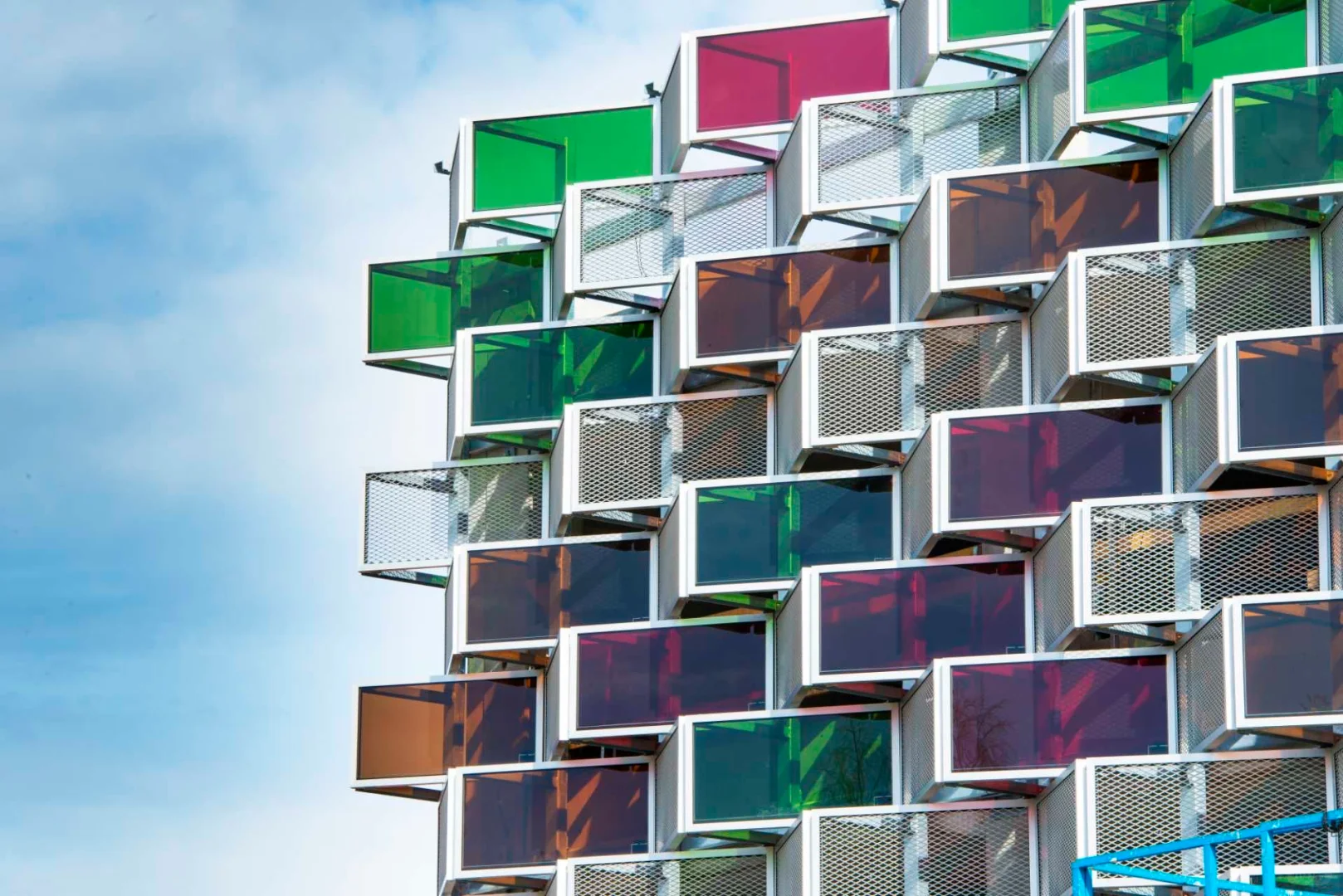 彩色透光发电玻璃