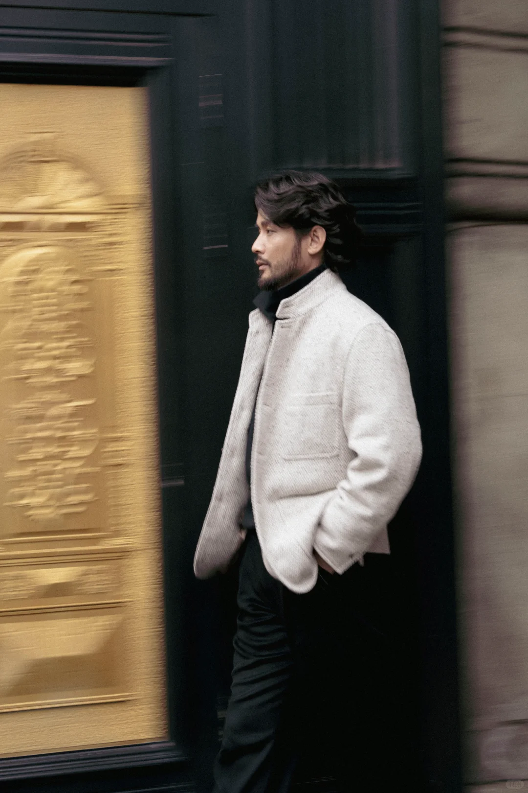 在流动的街景中，自由律动