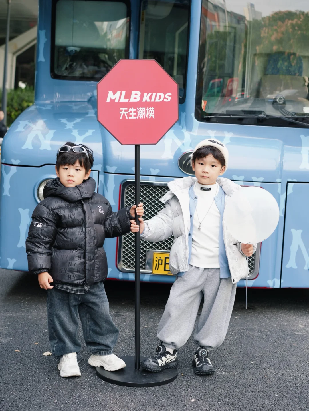 集合❗️上海街头惊现MLBKIDS老花痛车巴士?