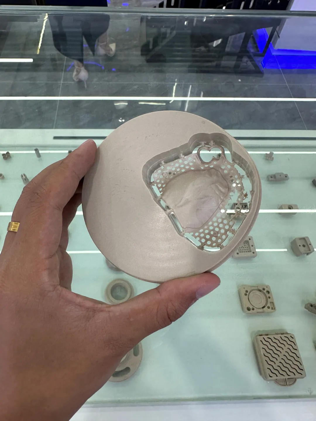 选择PEEK材料作为工程配件的关键优势