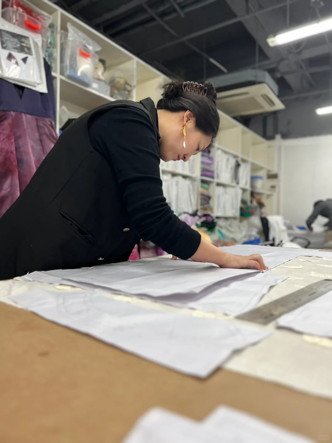 ?服装设计师的魔法日常：揭秘打版与裁剪的