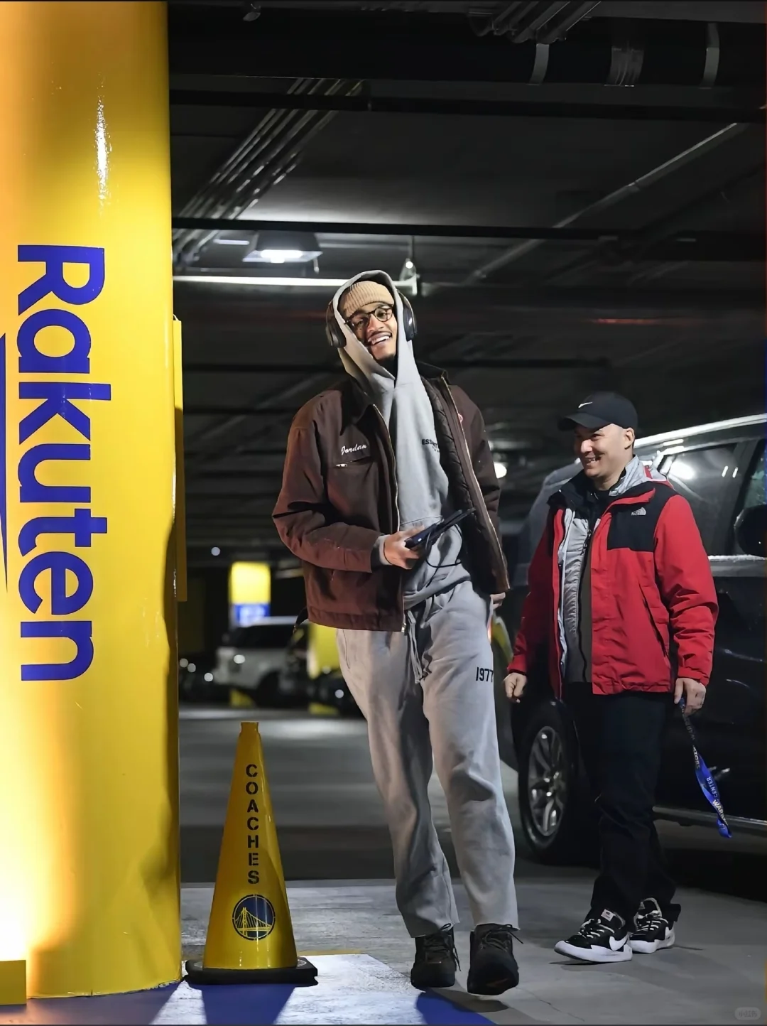 乔丹普洱的穿搭有一种上世纪的随性