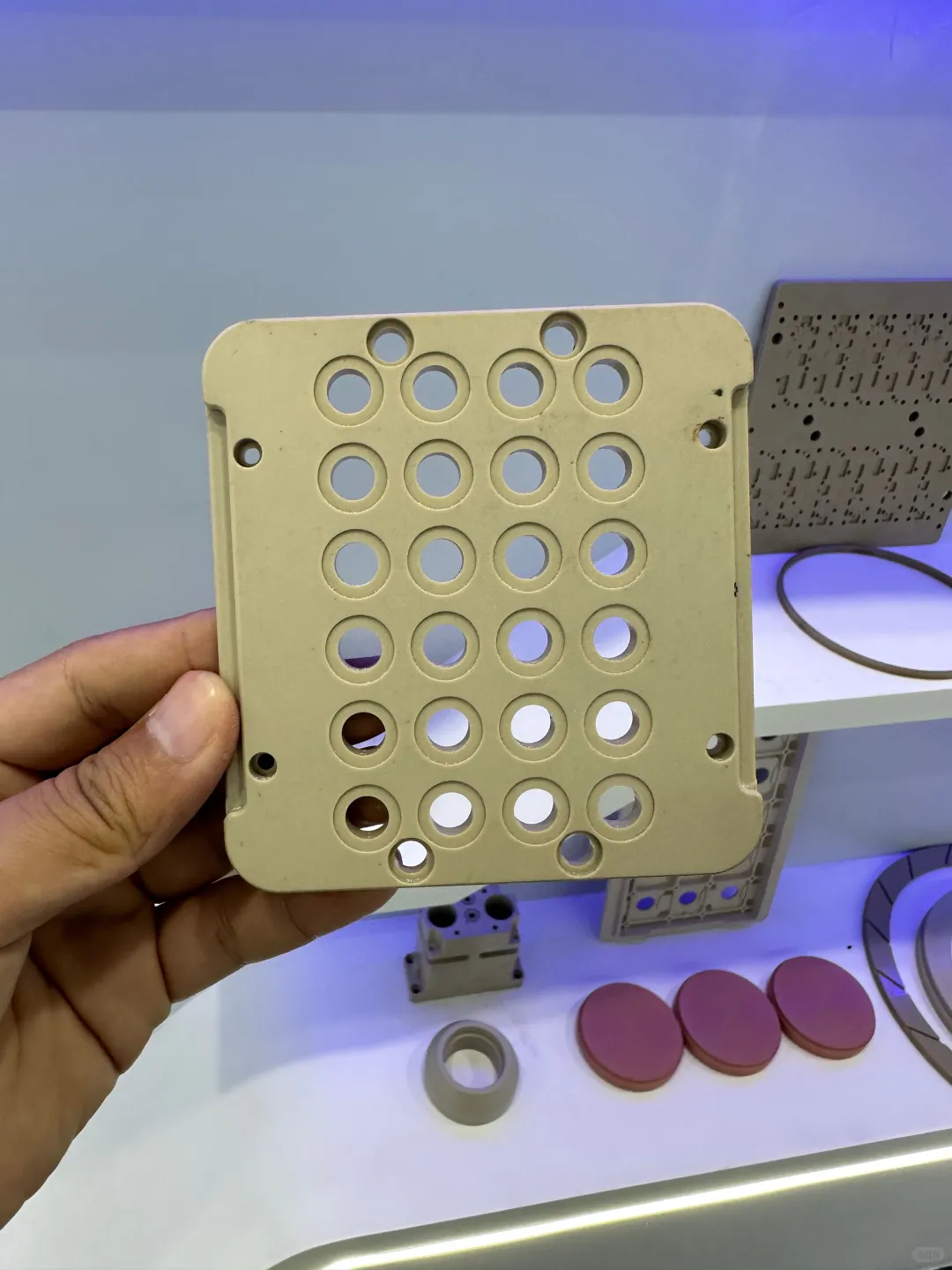 选择PEEK材料作为工程配件的关键优势