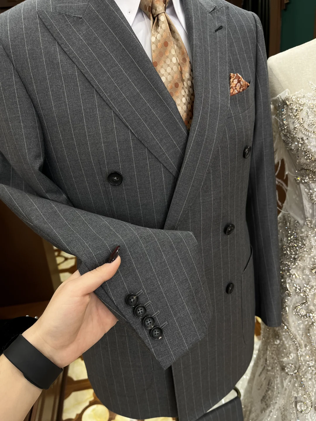 伊宁西装定制｜把“量身”焊在细节里，显瘦10斤