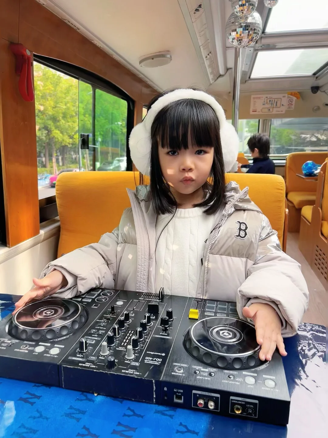 谁懂啊‼️在上海街头偶遇MLBKIDS老花巴士?