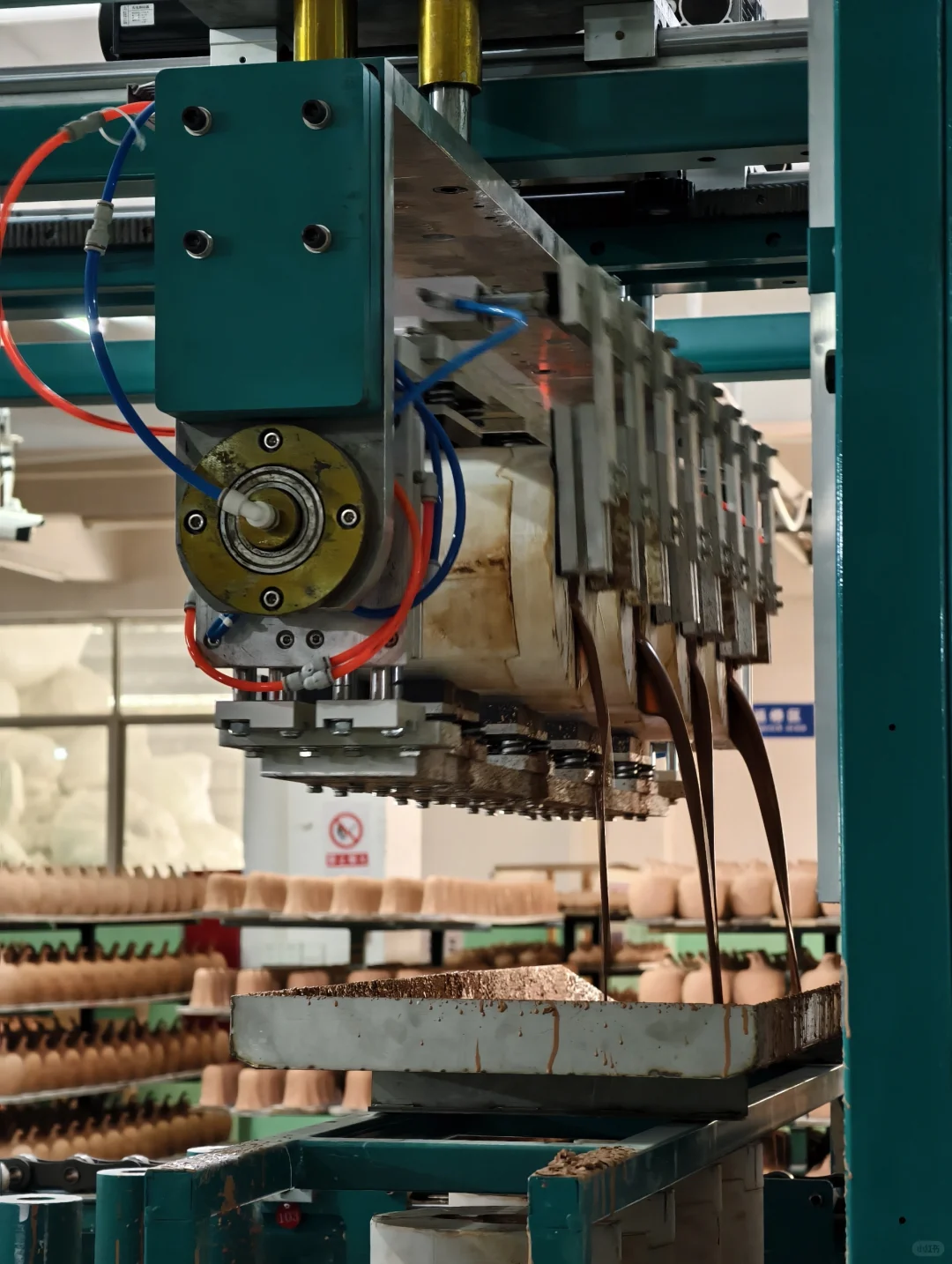 赛博朋克风顺美陶瓷智能车间