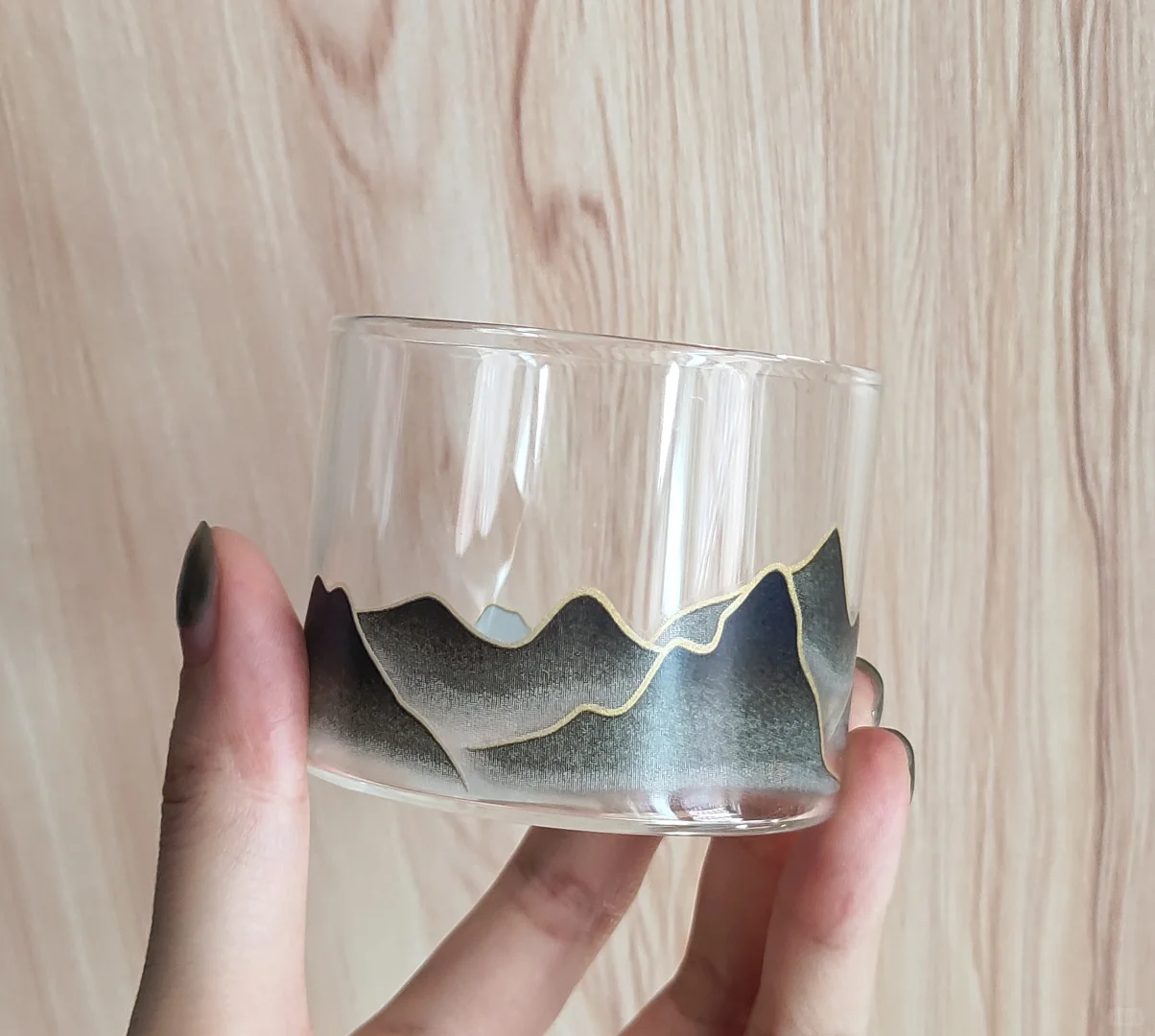 这玻璃杯加热水竟然能变色！