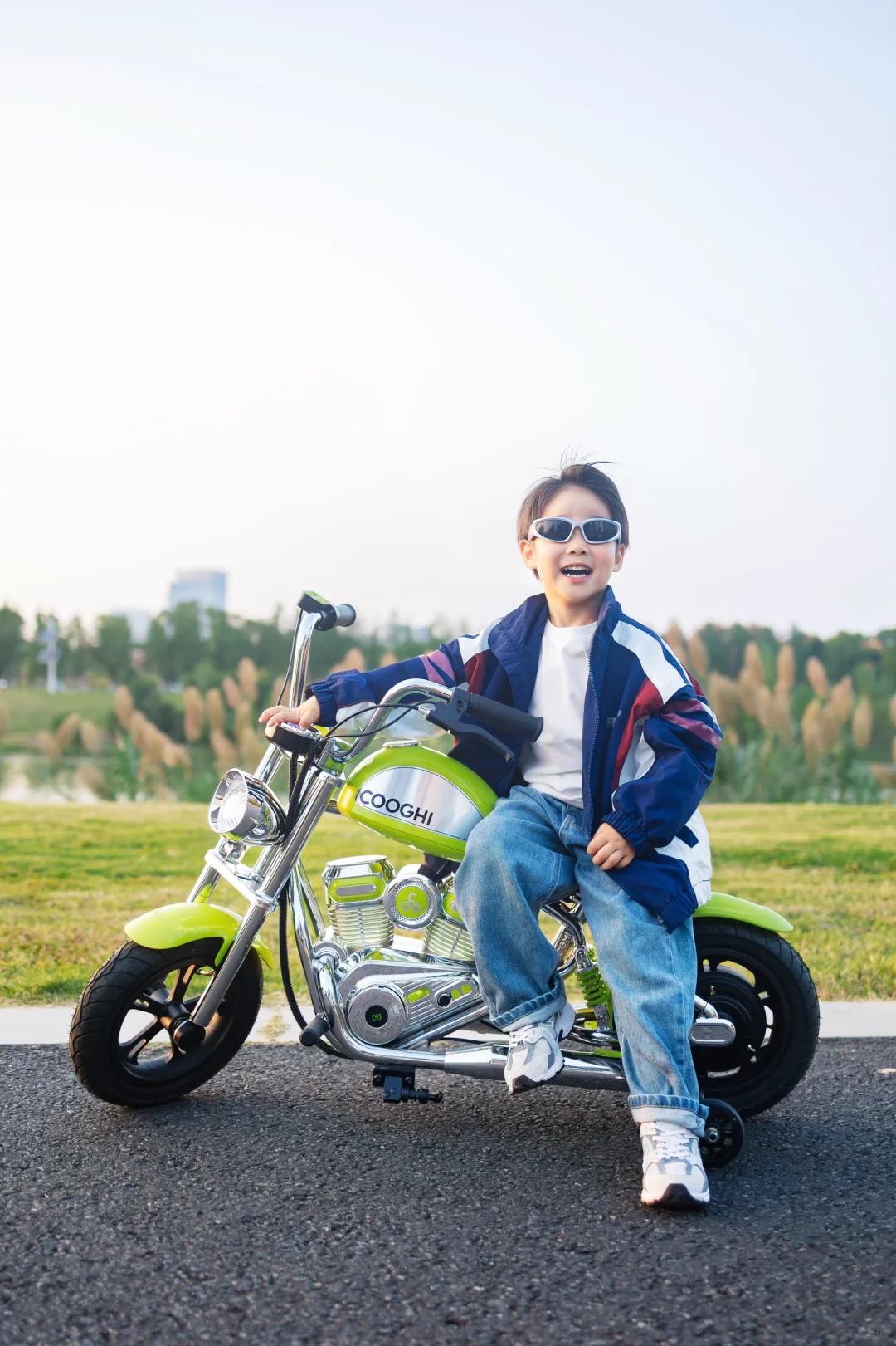 4岁幼崽开哈雷？这小子是要C位出道！?️