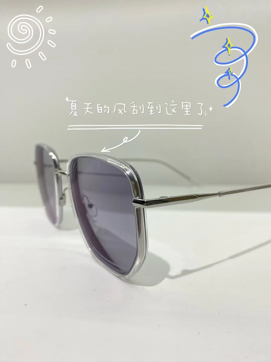 室内透明⇨室外变色