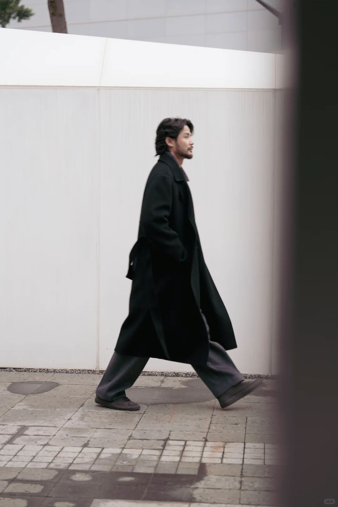 在流动的街景中，自由律动