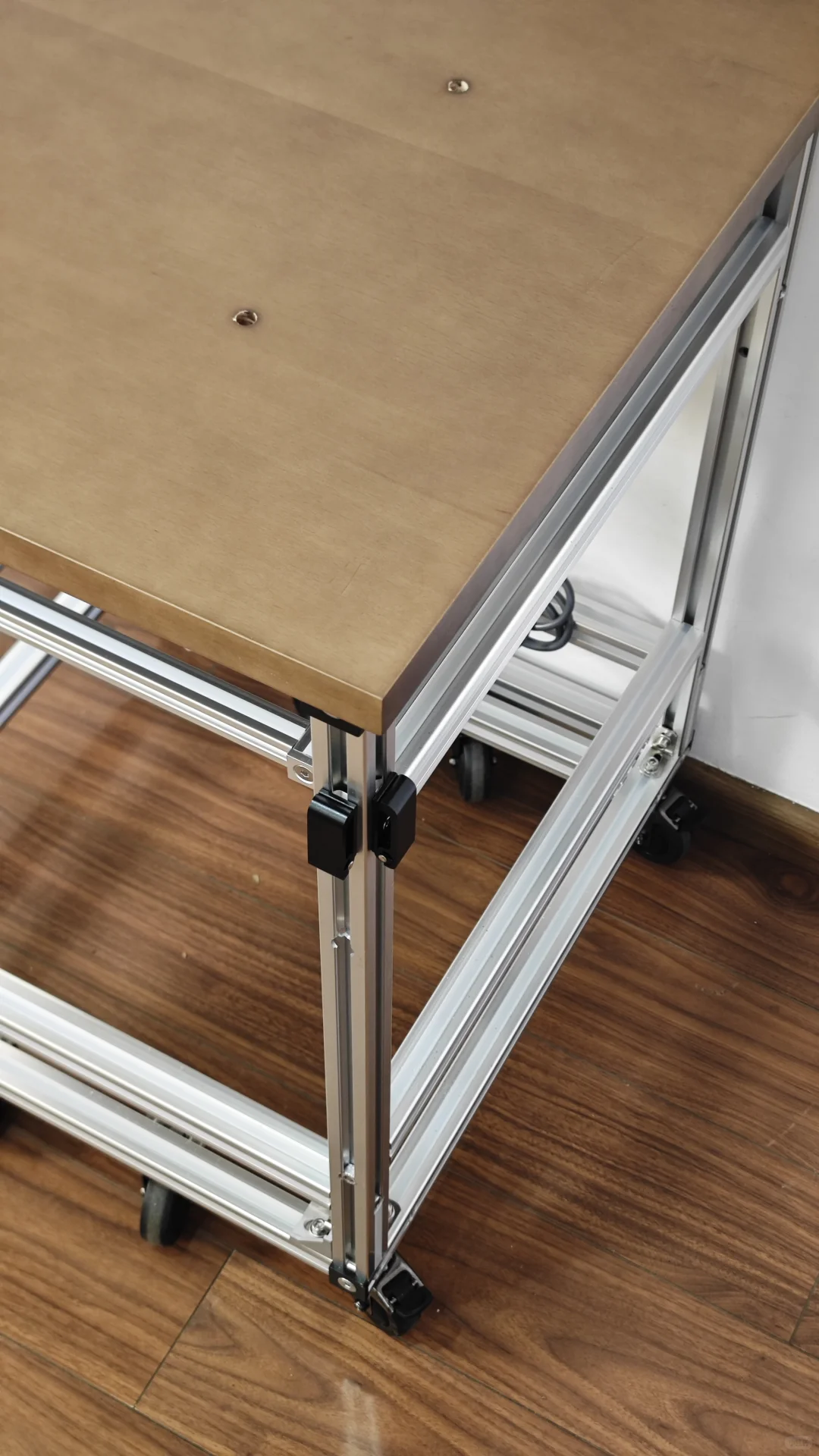 专门设计的标准化铝型材机床柜完成了