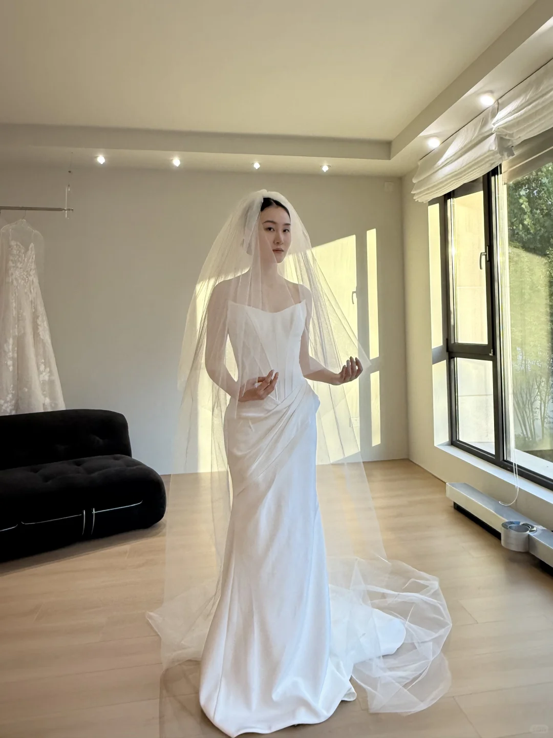 轻奢缎面 胸衣鱼骨|婚纱自带“高定剪裁感”