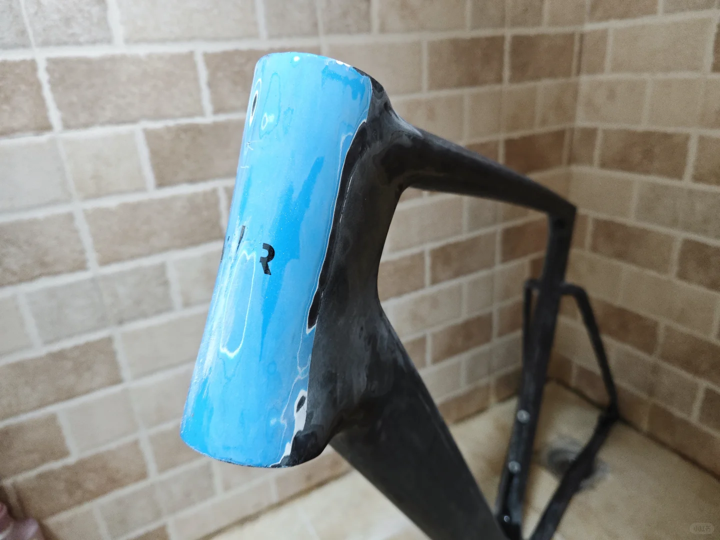 碳架打磨施工中 牌子露一半