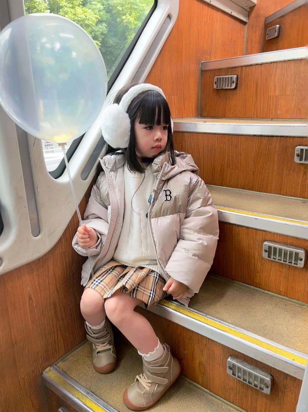 谁懂啊‼️在上海街头偶遇MLBKIDS老花巴士?