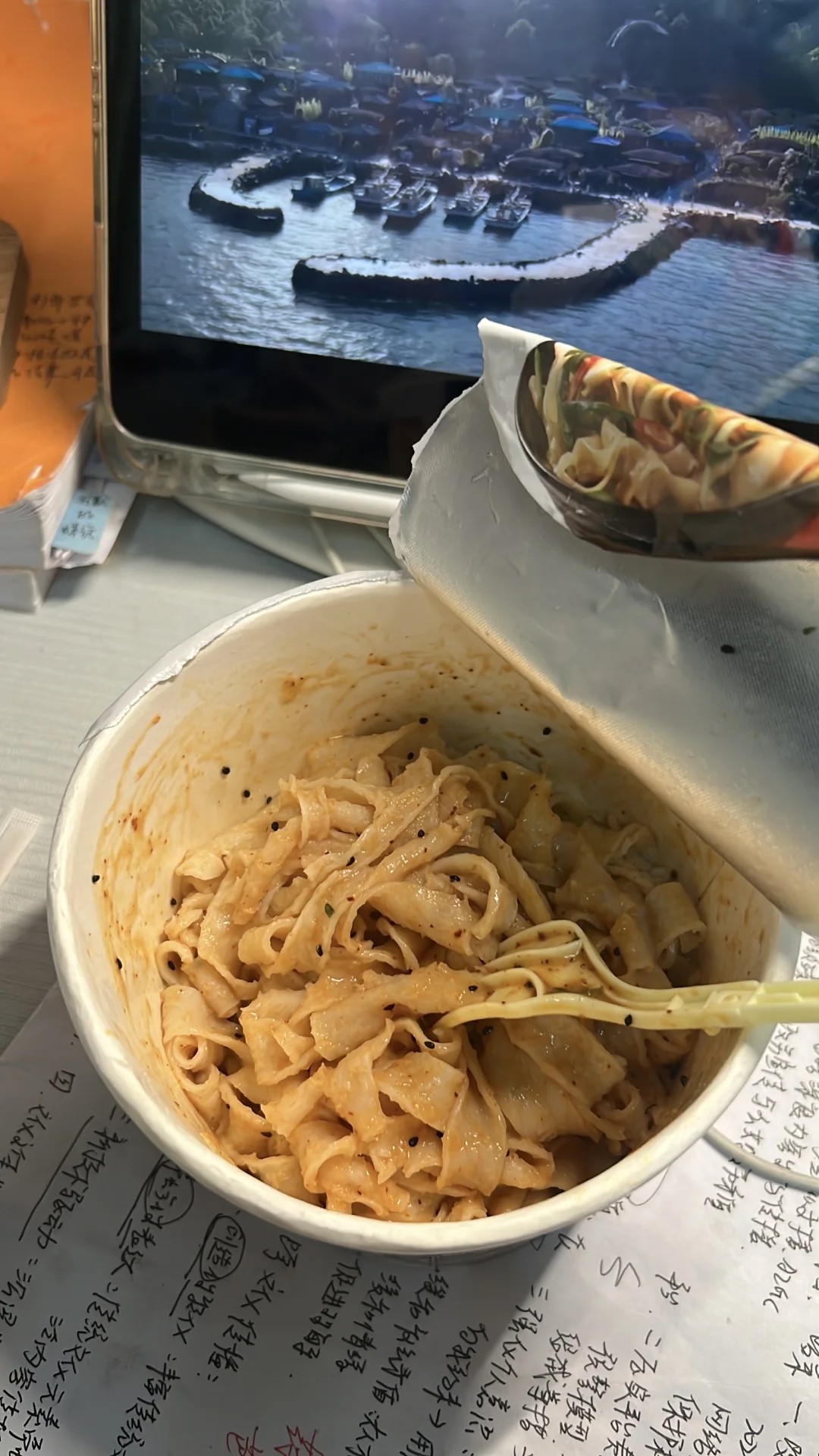 吃了一个月泡面居然瘦了两斤啊啊啊啊