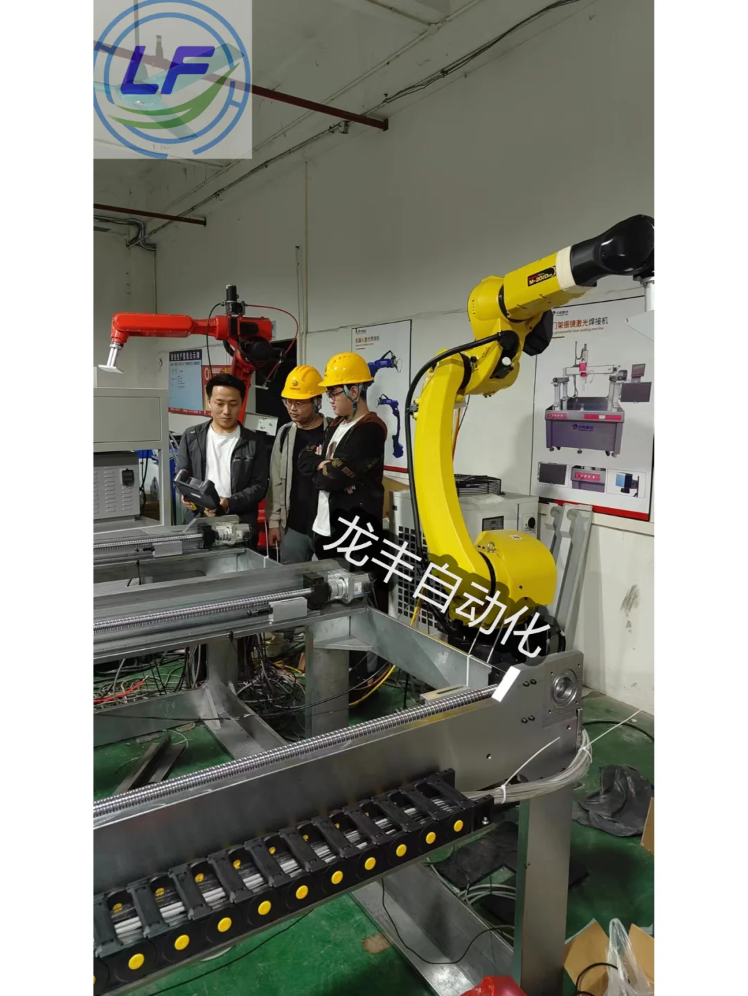 凌晨了，他们还在为客户调试设备