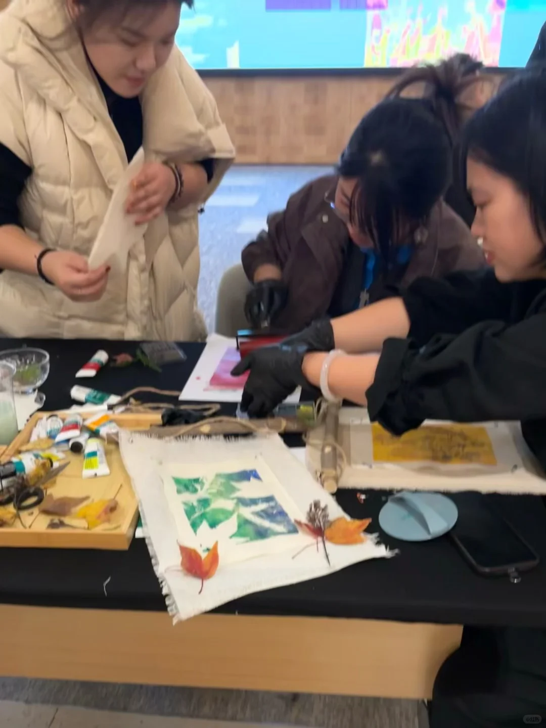 在太古里之夜活动，用凝胶版画做挂布