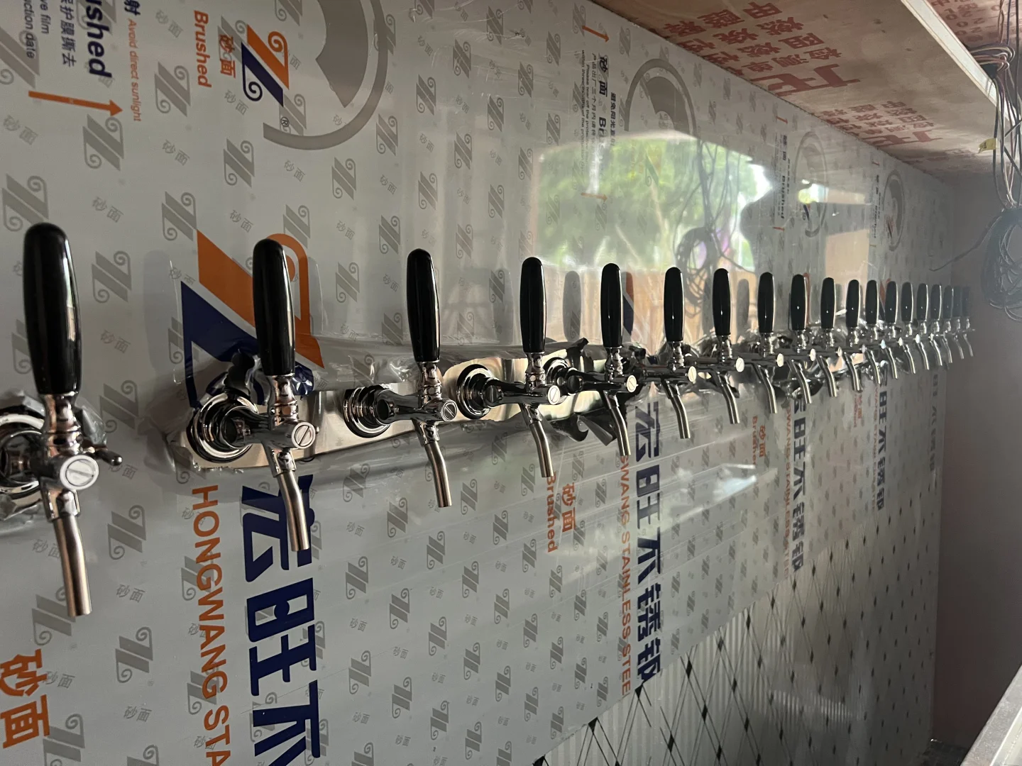 精酿小酒馆设备安装调试中