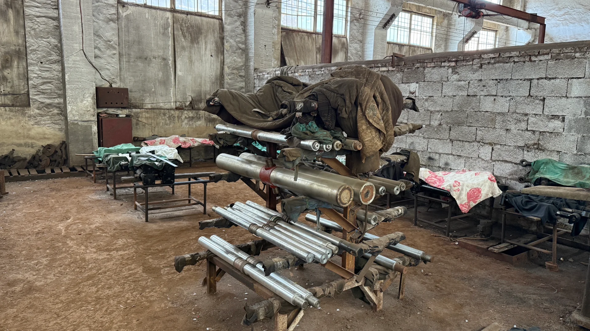 怀旧复古年代感机器车间老设备老工厂高清图