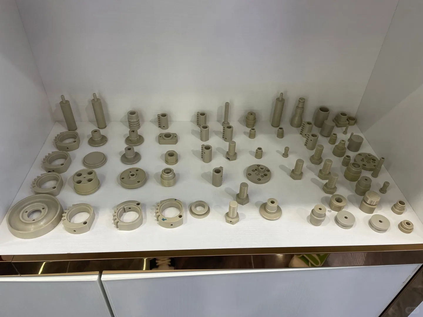 选择PEEK材料作为工程配件的关键优势