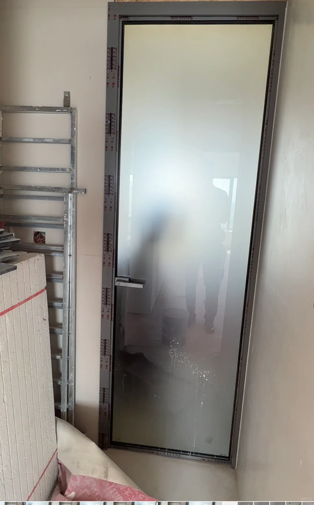 翻车?卫生间门颜色好像搞错,茶色玻璃变色了