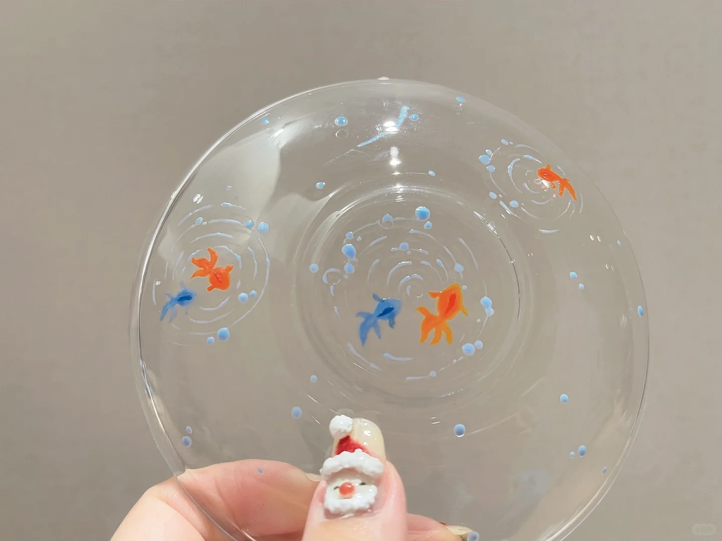 把金鱼画在碟子上