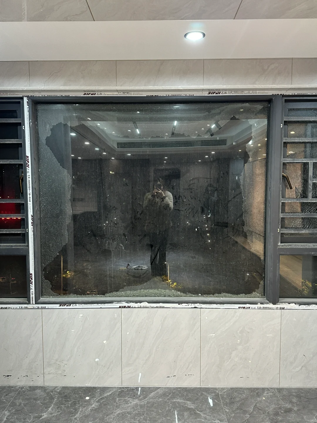 装修踩过最大的坑 花了4w的断桥铝门窗碎了