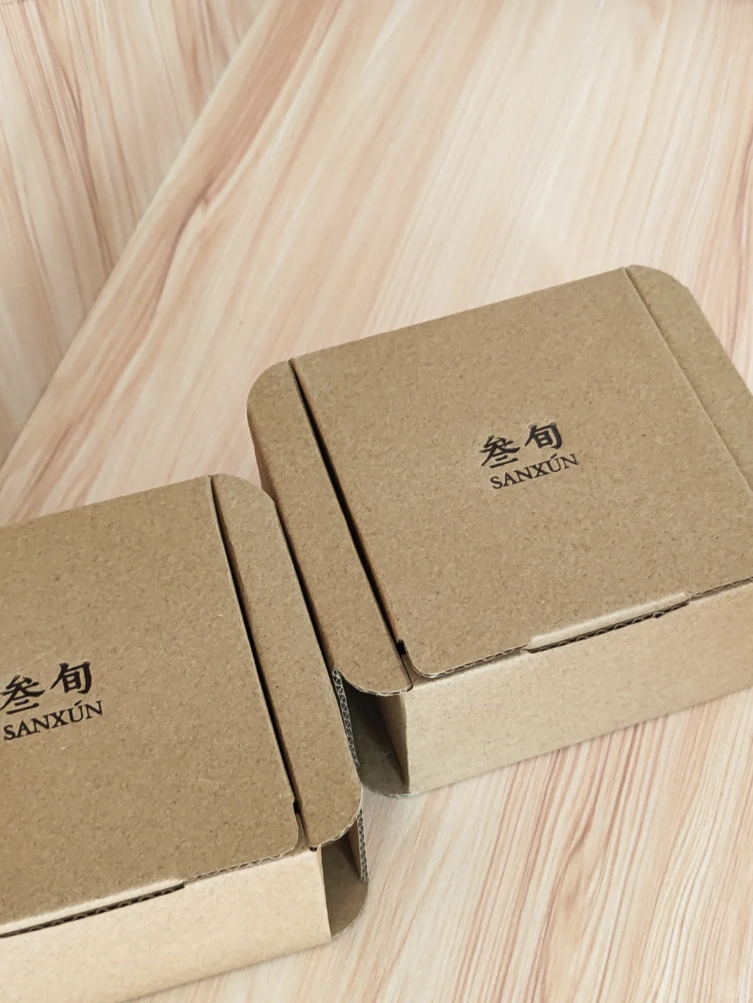 这玻璃杯加热水竟然能变色！