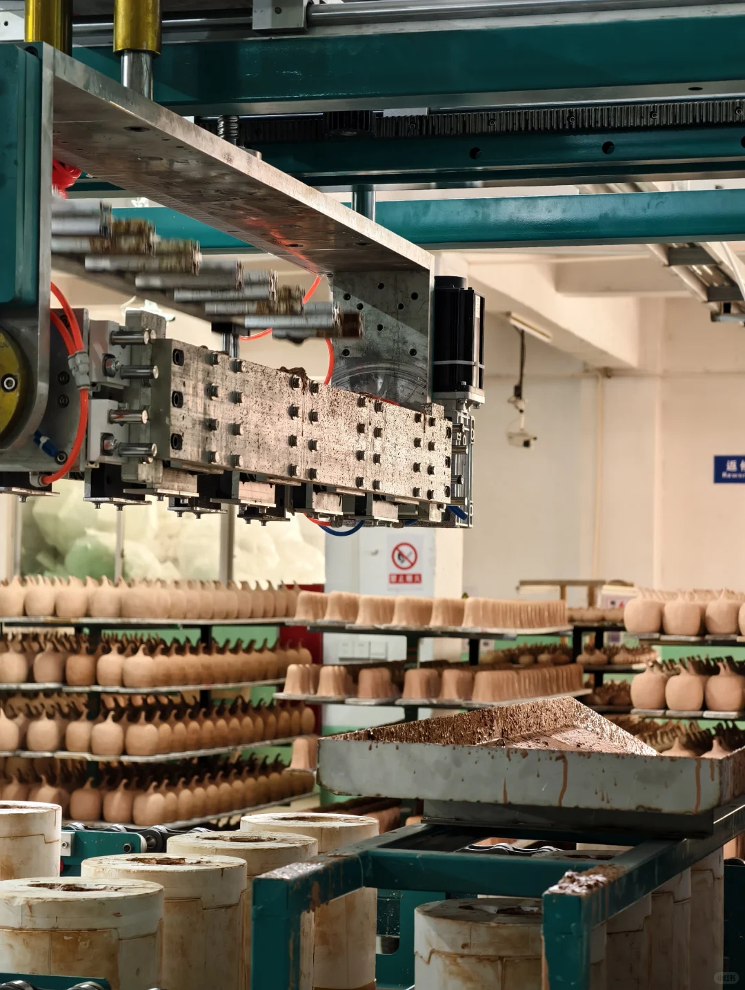 赛博朋克风顺美陶瓷智能车间