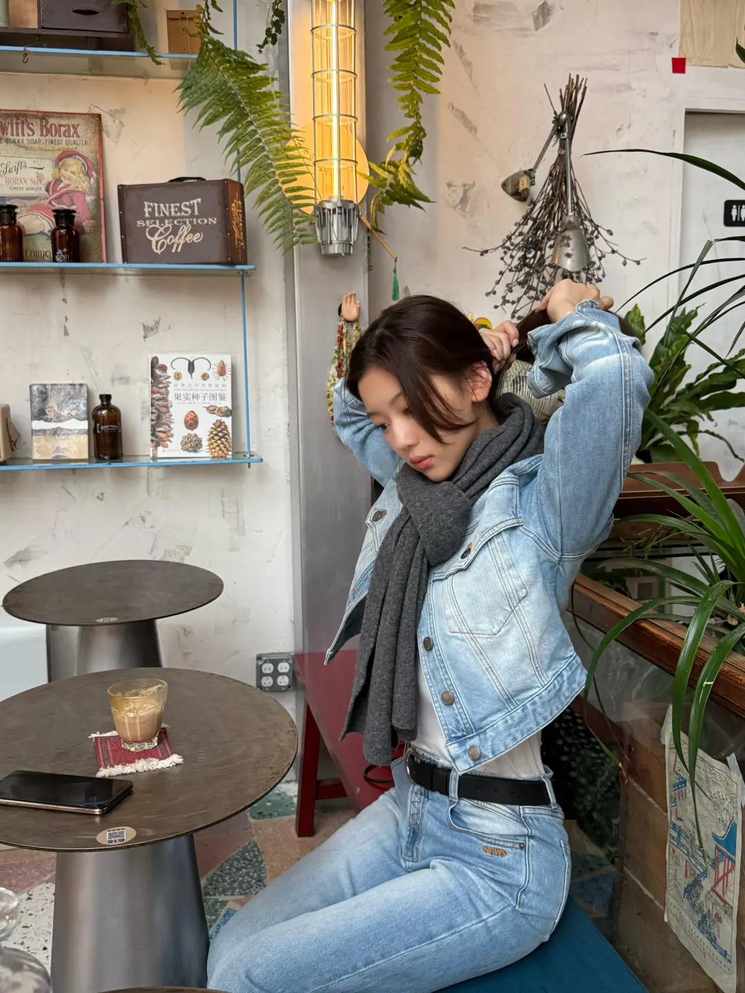 秋日街头的牛仔风情