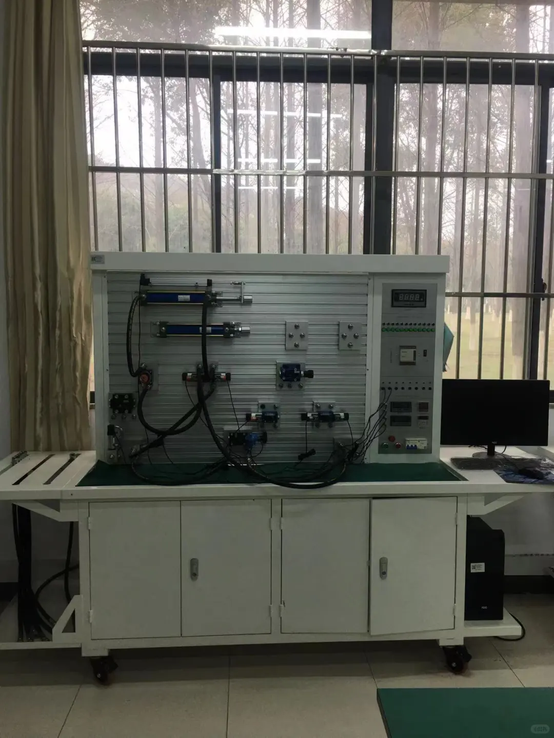 某大学液压气动实训室安装调试完成，交付使