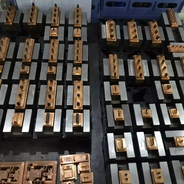 深圳大浪废模具回收塑胶模具回收报废模具