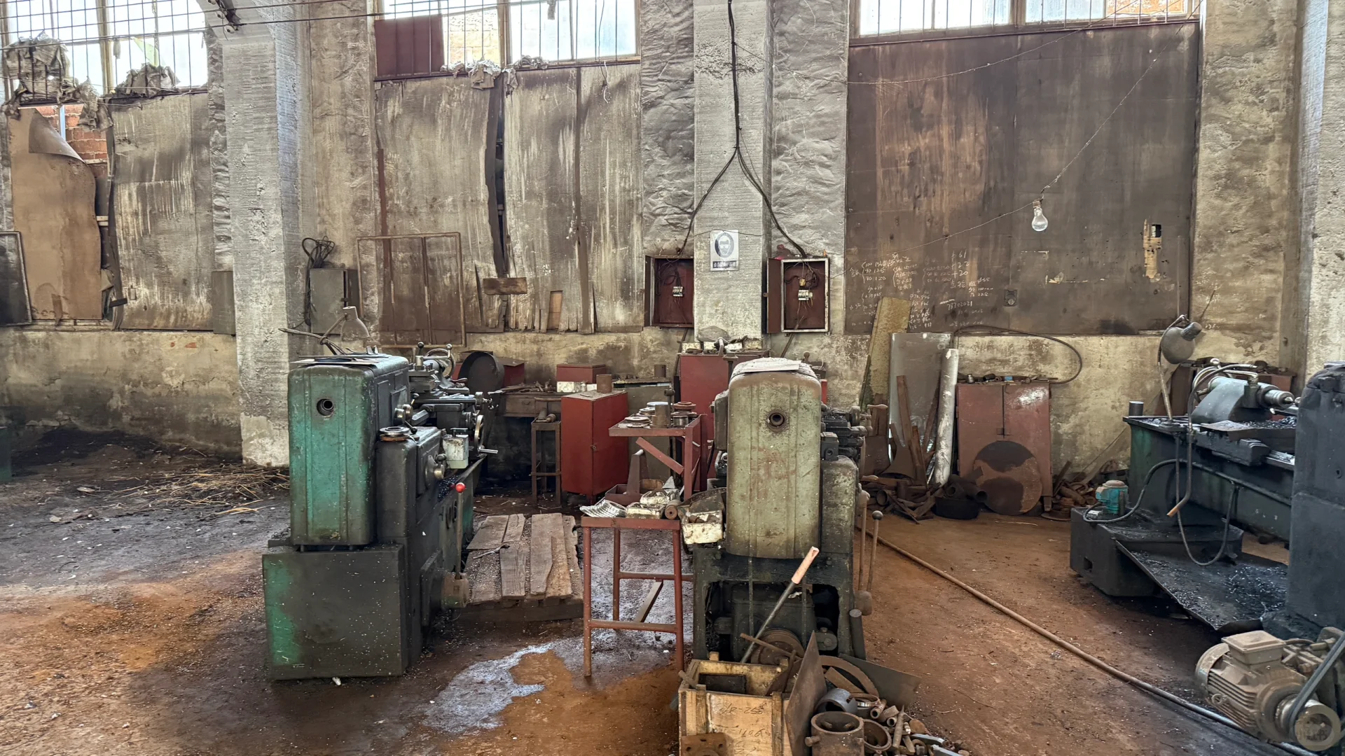 怀旧复古年代感机器车间老设备老工厂高清图
