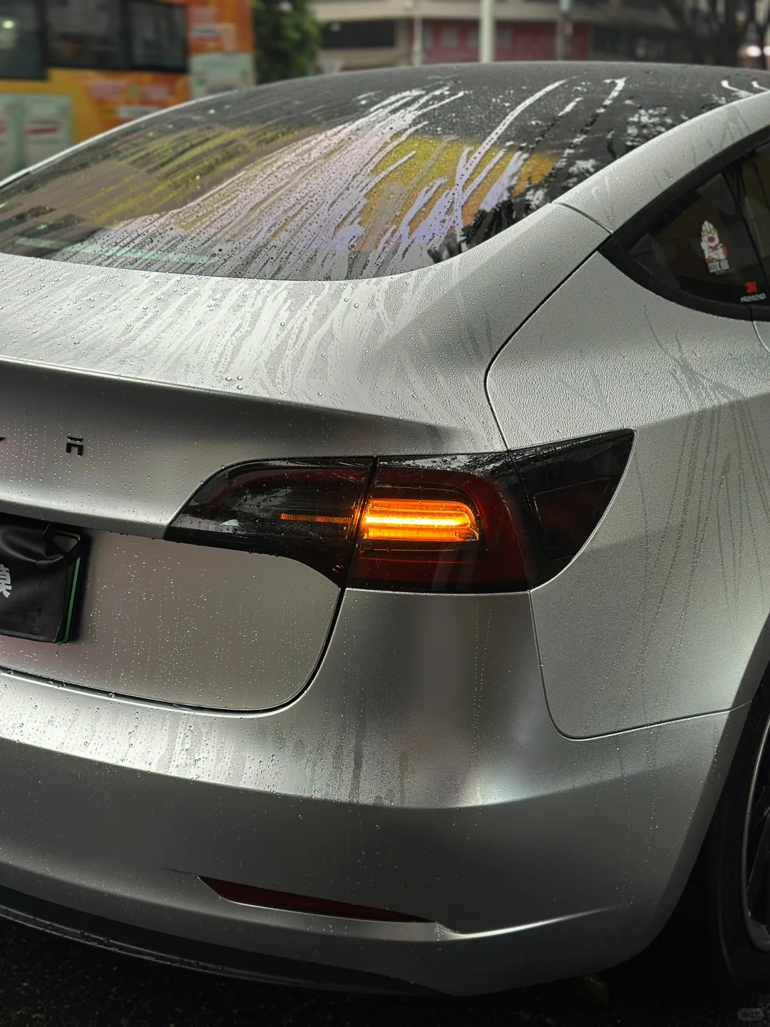 “雨天下，质感的神和鎏彩的光”