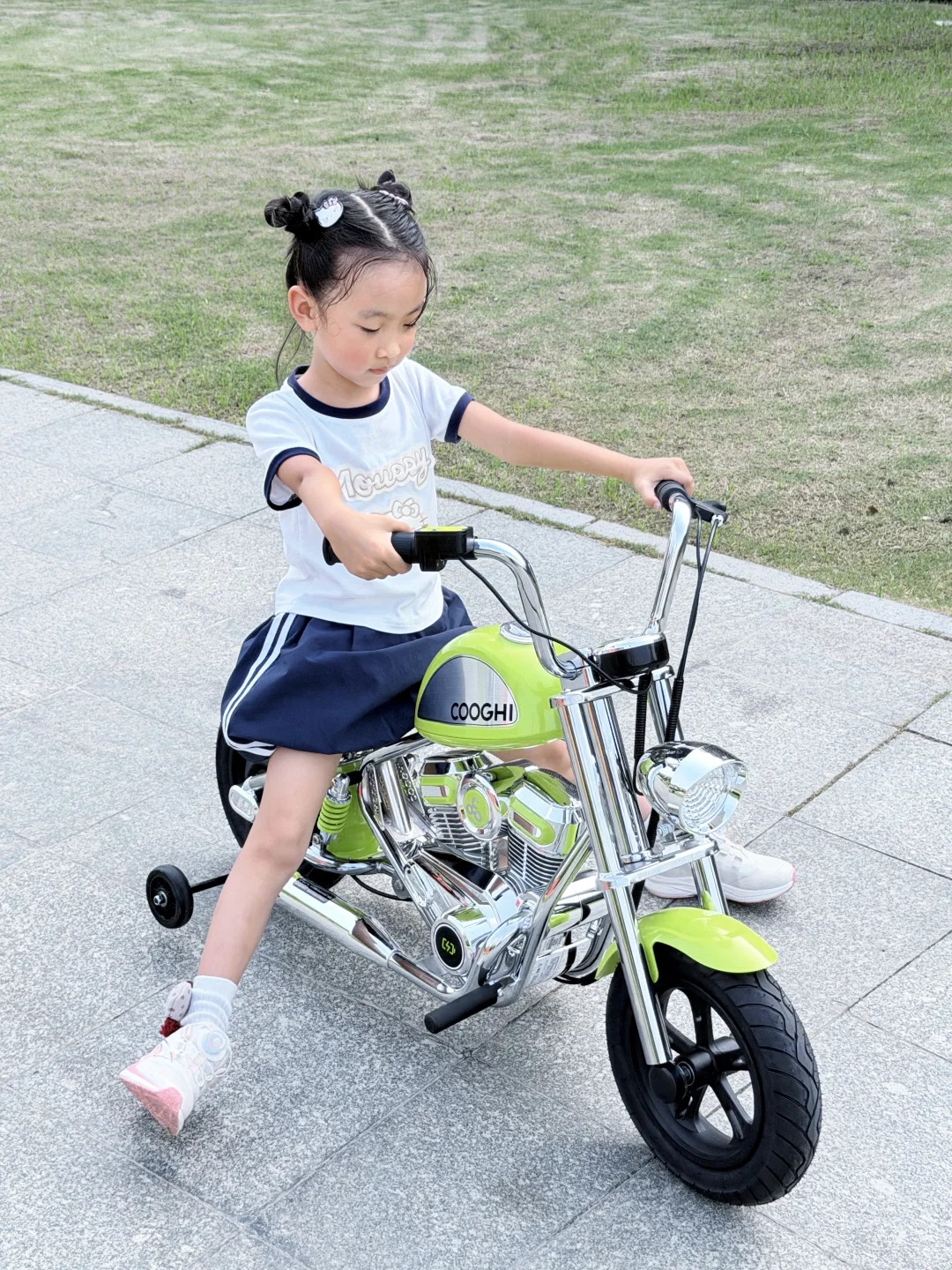 人类幼崽也骑上「哈雷」啦？小区炸街王来咯?