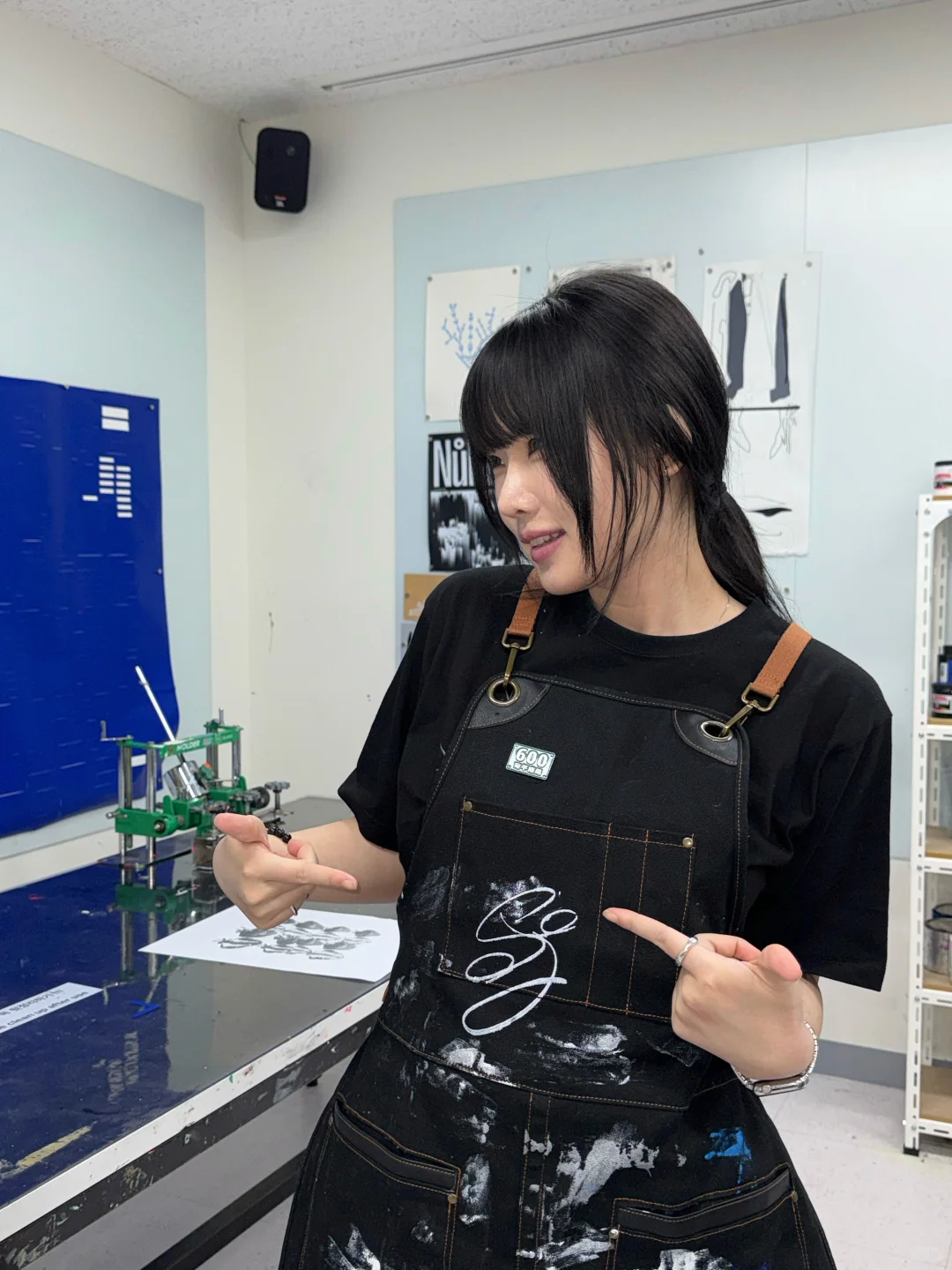 在围裙上印了自己做的logo