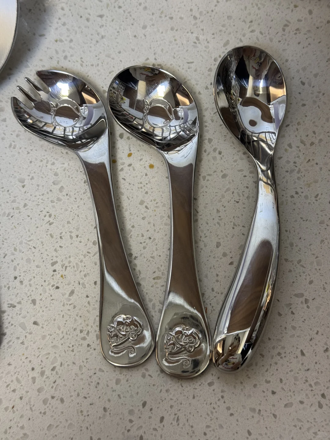 别人都有好看的碗碟只有我是冰冷的不锈钢