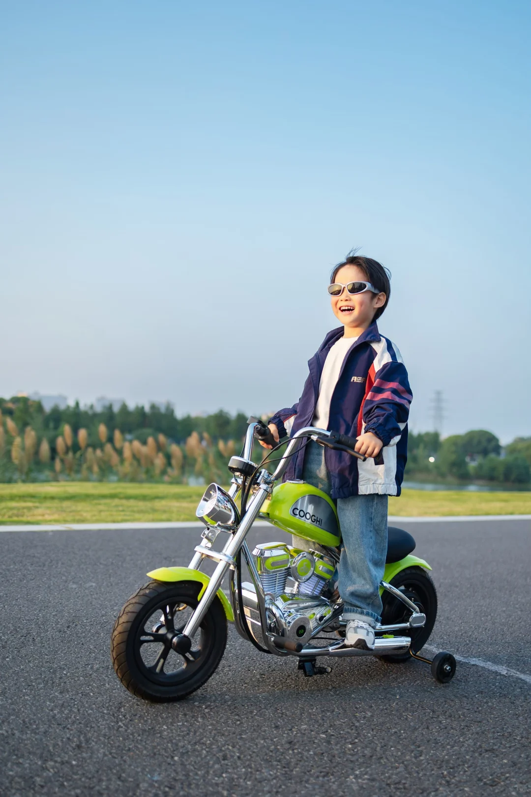 4岁幼崽开哈雷？这小子是要C位出道！?️