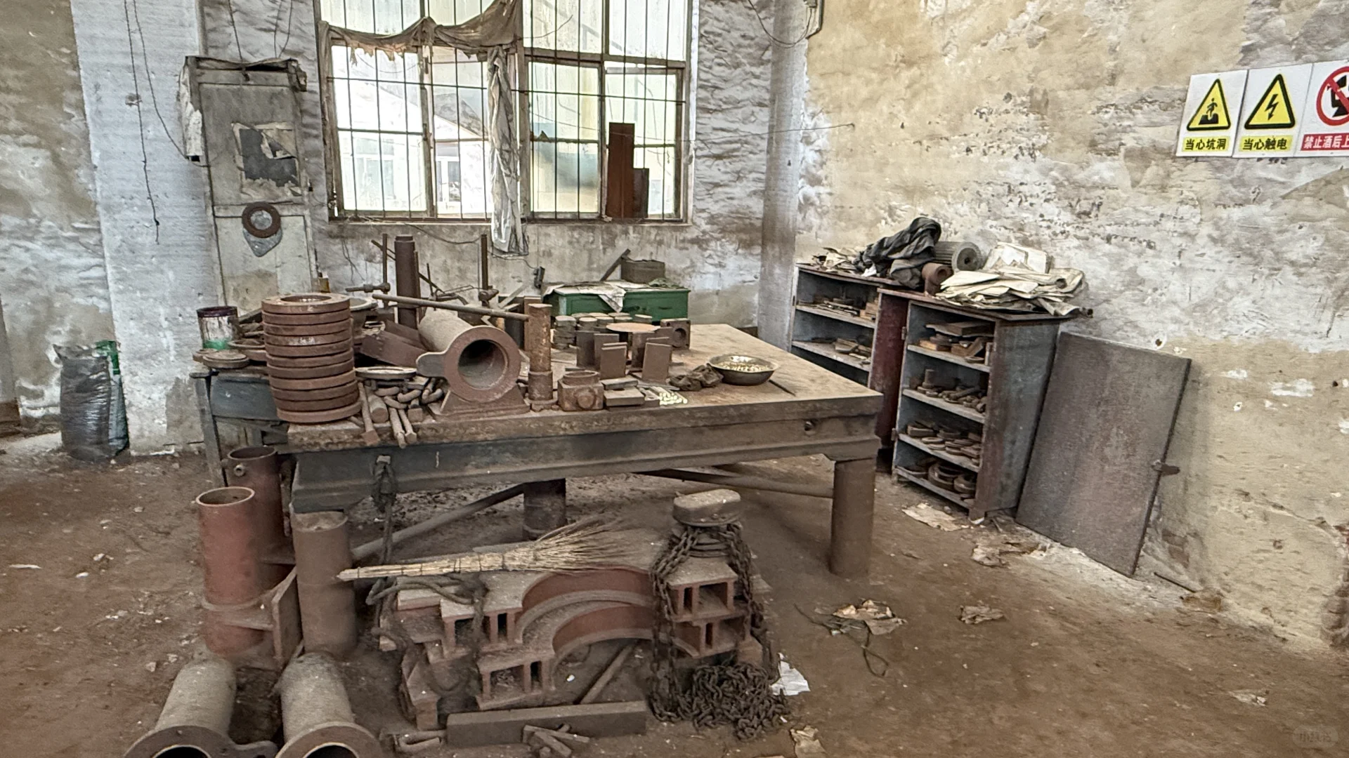 怀旧复古年代感机器车间老设备老工厂高清图