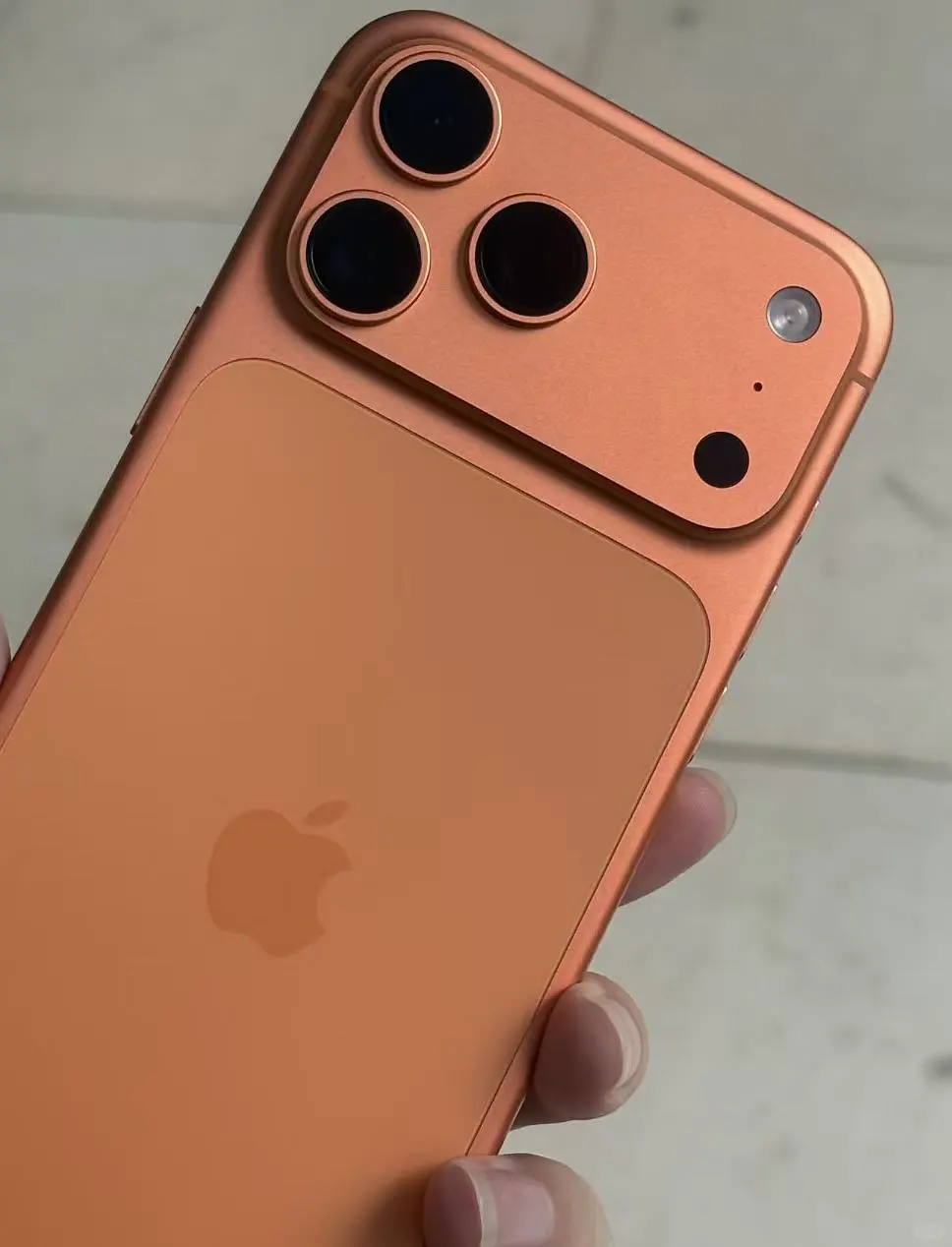 iPhone17 贴膜选 3D 热弯,防刮还护涂层