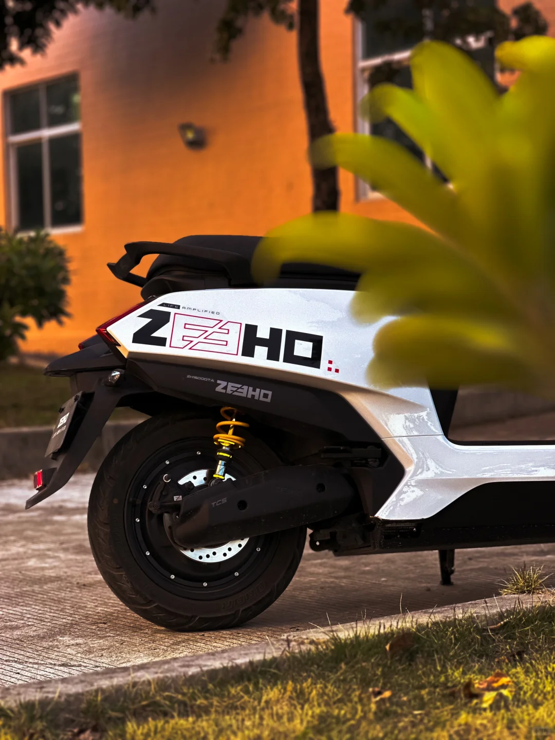 极核AE4电摩换前减震弹簧