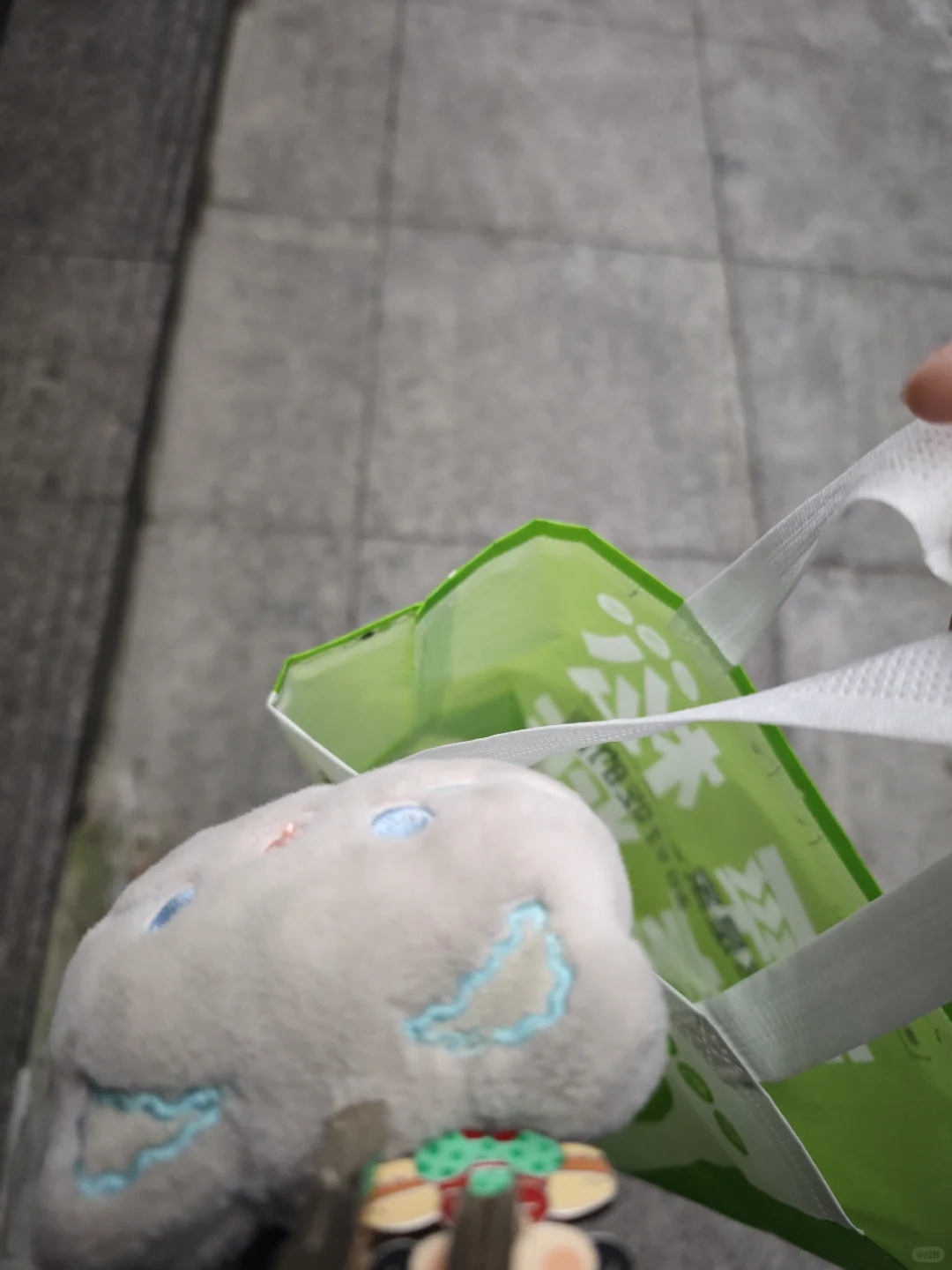 给垃圾扔公司垃圾桶