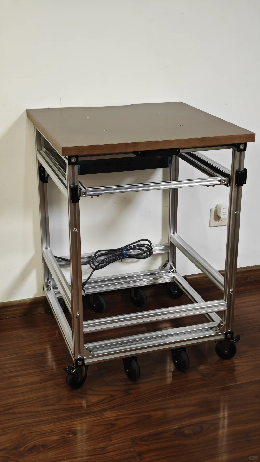 专门设计的标准化铝型材机床柜完成了